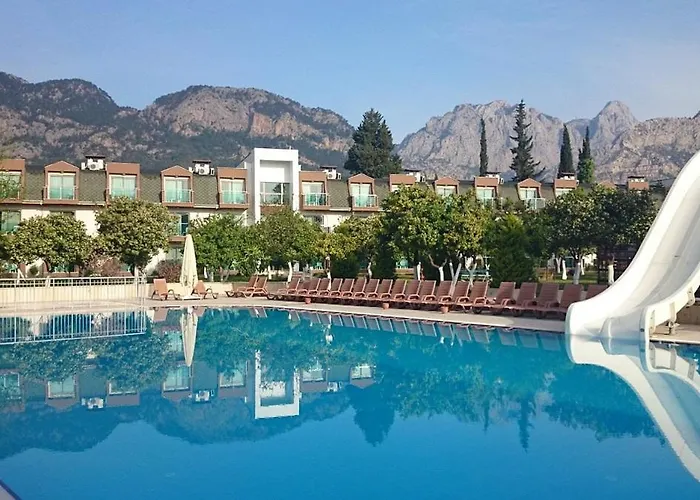 Omorfi Garden Hotell 4*