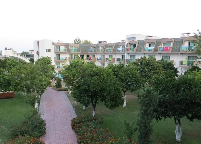 Omorfi Garden Hotell 4*